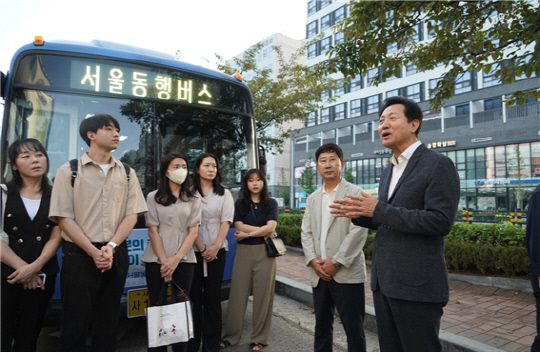오세훈 서울시장이 서울동행버스 시승식에서 시민들에게 도입 취지를 설명하고 있다. 서울시 제공.